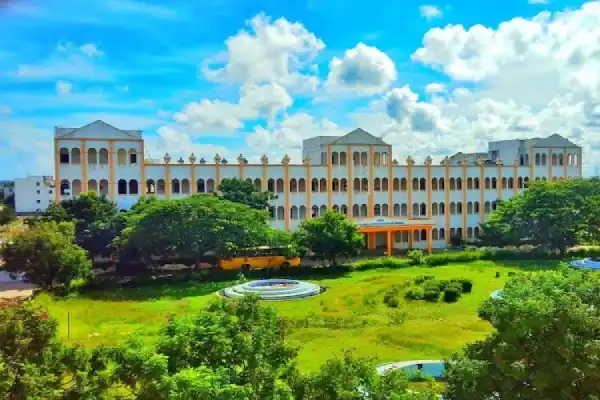 Jeppiaar Engineering College Semmancheri Chennai campus providing aeronautical engineering programs through TNEA.